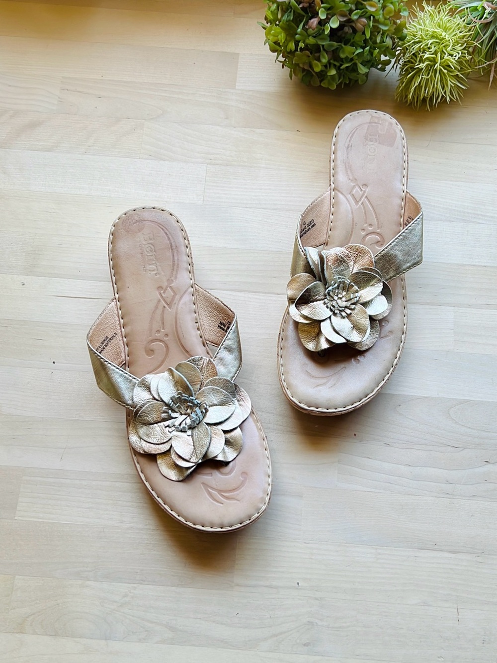 BORN Women’s Metallic Gold Tan Leather 3D Floral Design Slip On Sandal Size 10